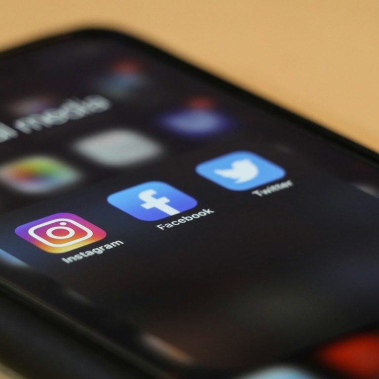 Logo Smartphone-Bildschirm mit sozialen Medien-Apps: Instagram, Facebook, Twitter.