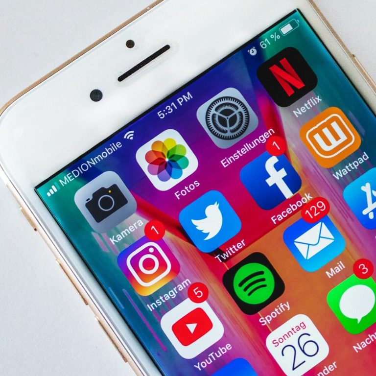 Social Media Management Smartphone mit geöffneten sozialen Medien- und Streaming-Apps auf dem Bildschirm.