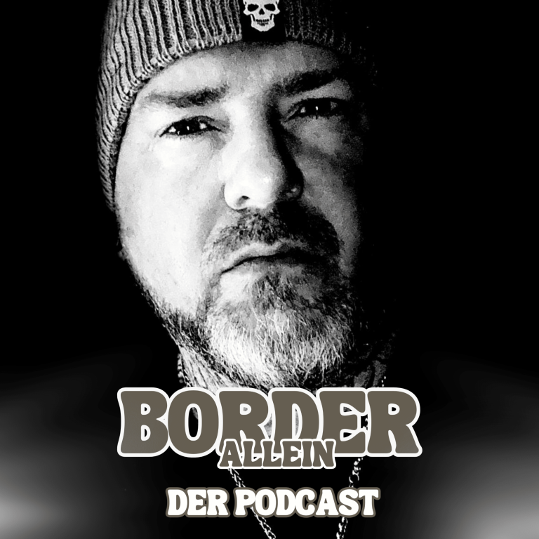 Border Allein Podcast Mann mit Bart und Mütze, Podcast-Logo "Border allein" in Schwarz-Weiß.