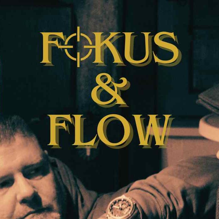 Fokus & Flow Podcast Mann mit Uhr, der auf eine Zielscheibe fokussiert, mit dem Text "FOKUS & FLOW".